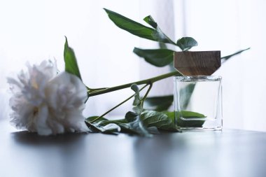 Beyaz çiçekli parfüm şişe