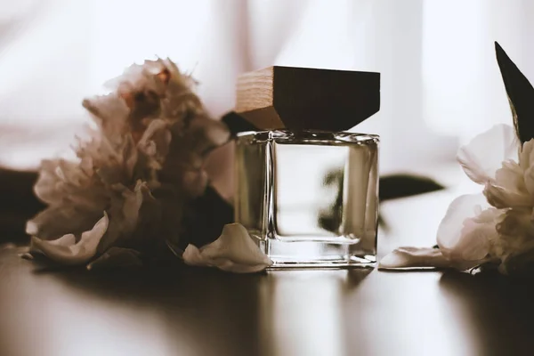Perfume Mujer Flores Delicadas — Foto de Stock