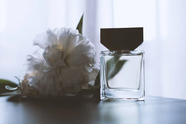 Botella Perfume Con Flores Blancas — Foto de Stock