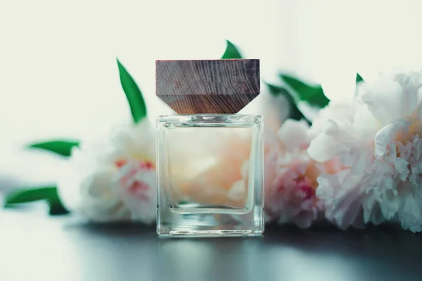 Bir Şişe Kadın Parfümü Çiçek — Stok fotoğraf
