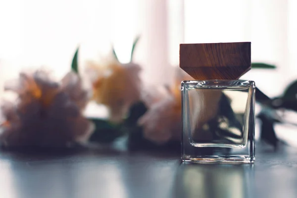 Flasche Parfüm Und Rosa Blumen — Stockfoto