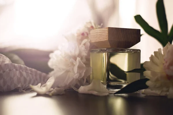Eine Flasche Parfüm Und Weiße Blumen — Stockfoto