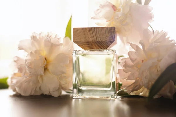 Uma Garrafa Perfume Flores Brancas — Fotografia de Stock