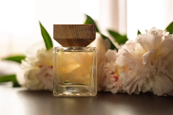 Flasche Parfüm Und Rosa Blumen — Stockfoto