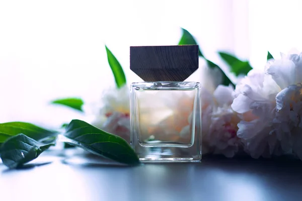 Eine Flasche Parfüm Und Weiße Blumen — Stockfoto