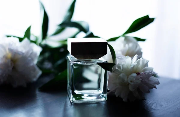 Egy Üveg Parfüm Fehér Virágok — Stock Fotó