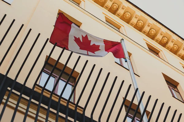 Drapeau Canada Sur Fond Ambassade — Photo