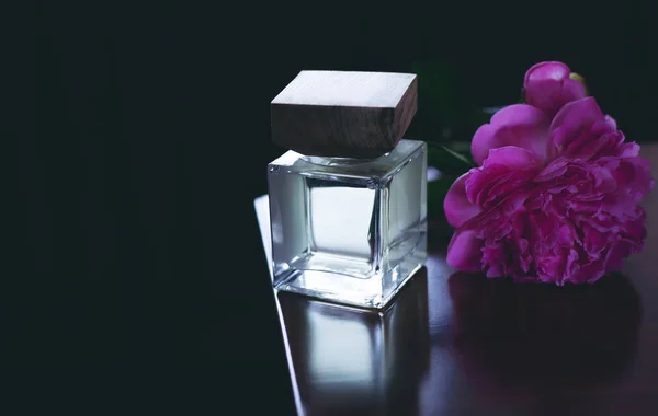 Bouteille Parfum Élégant Fleurs — Photo