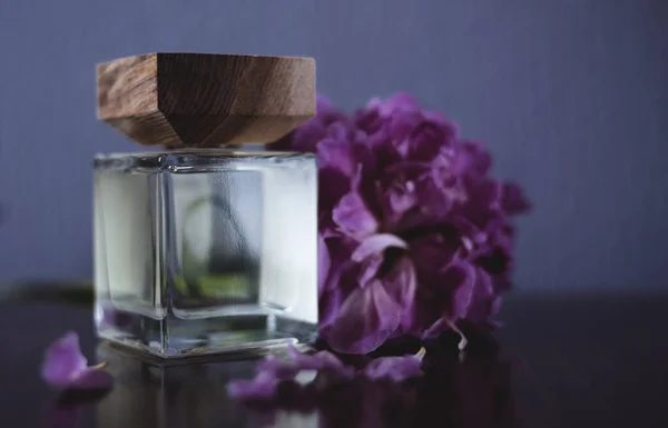 Weibliches Parfüm Und Rosa Blumen — Stockfoto
