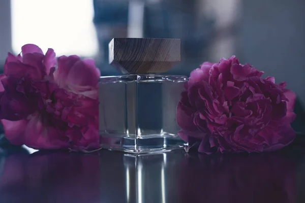 Flacon Parfum Floral Sur Fond Gris — Photo