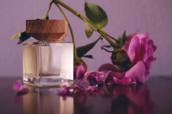 Perfume Feminino Flores Rosa — Fotografia de Stock