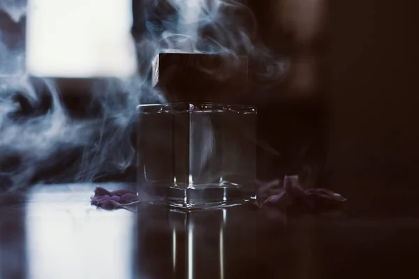 Bouteille Parfum Élégant Fumée — Photo