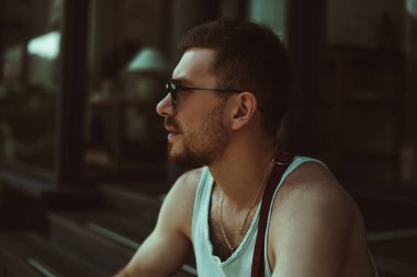 Güneş gözlüklü yakışıklı bir adamın portresi.