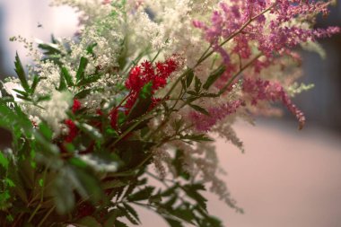 Çiçekler mavi gökyüzünün arka planında