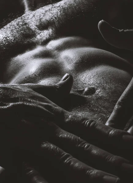 裸体运动男性身体的黑白照片 — 图库照片