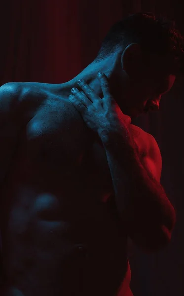 çıplak bir gövde ile yakışıklı adam