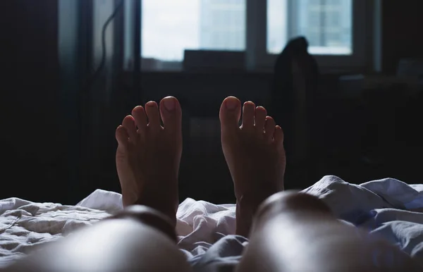 Weibliche Beine Bett Guten Morgen — Stockfoto