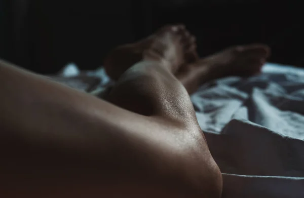 床上性感的女性腿 — 图库照片