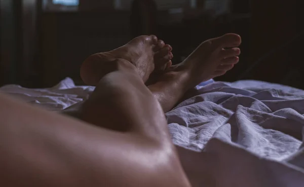 Сексуальные Женские Ноги Постели — стоковое фото