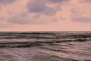 Pembe günbatımında güzel deniz manzarası