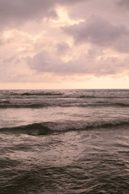 Pembe günbatımında güzel deniz manzarası