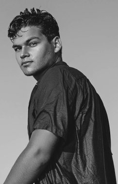 Moda adamının siyah beyaz portresi