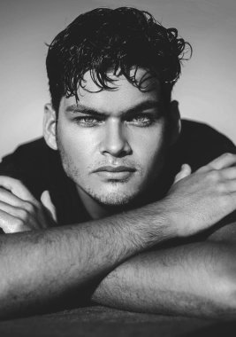Yakışıklı bir adamın siyah beyaz portresi.  