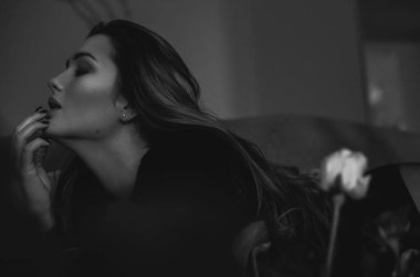 Güzel, genç, erotik bir kadının siyah beyaz fotoğrafı.