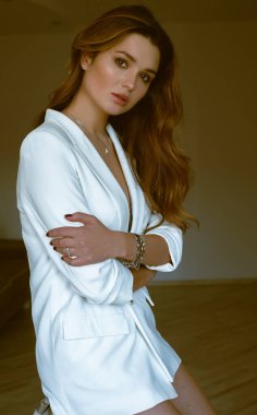 Beyaz elbiseli güzel bir kadın.