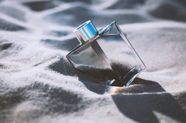 Kumda parfüm şişesi