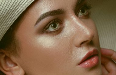 güzel bir genç kadın mükemmel bir cilt