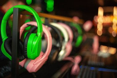 Elektronik ve dijital teknolojinin vitrininde renkli kulaklıklar.