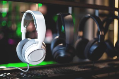 Elektronik ve dijital teknolojinin vitrininde renkli kulaklıklar.