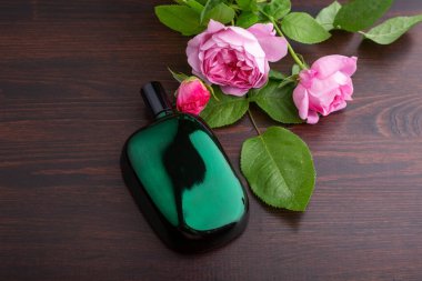 çiçekli kadın parfüm şişesi