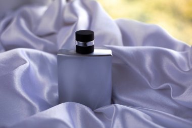 İpek kumaşta şık bir parfüm  