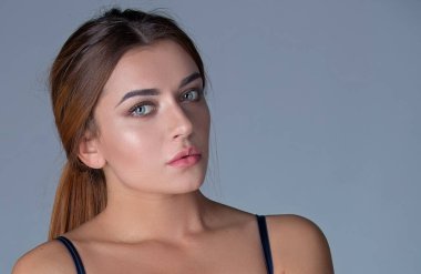 Güzel tenli güzel bir genç kadının portresi