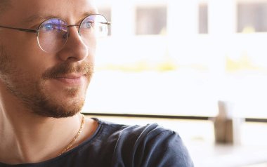 Gözlüklü genç bir adam portresi