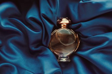 Mavi kumaşta parfüm şişesi