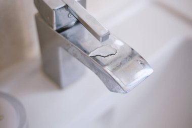 Krom musluktaki kireç pulu