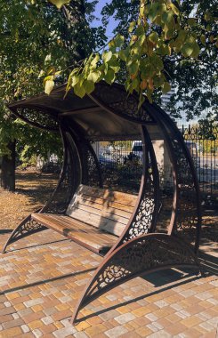 Sokaktaki parkta güzel bir bank.