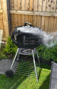 Bahçede et ve sebze pişirmek için ev yapımı barbekü.