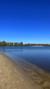 Yazın güzel göl manzarası.