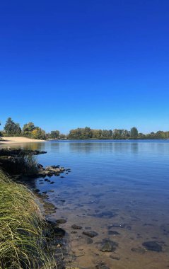 Güneşli bir günde güzel nehir manzarası