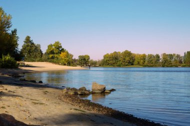 Güneşli bir günde güzel bir göl manzarası