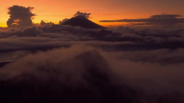 Bulutların arasından drone görüntüleri. Hava görünümü.