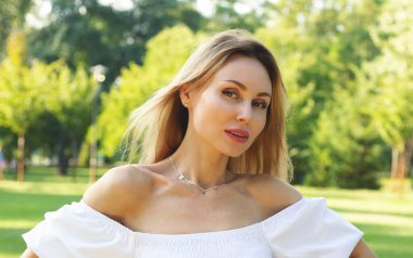 Parka karşı güzel bir modelin yaz portresi.