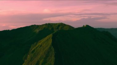 Dağlar arasındaki güzel tropikal vadinin hava aracı