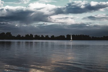 Nehirdeki güzel yelkenli