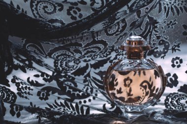Şatafatlı kadın parfümü şişesi