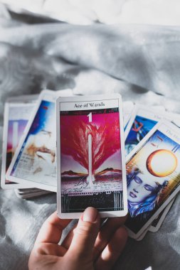 Kyiv, Ukrayna - 10 Eylül 2024. Tarot kartları, Tarot kartlarında falcılık, falcılık. Okültizm, ezoterik eğitim